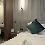 Апартаменти The Golden Pearl By Sattal Near Radisson Blu Бухарест
